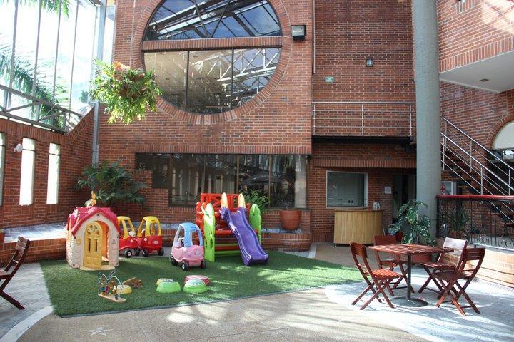 Casa Morales Hotel Internacional Y Centro De Convenciones Ibagué Kültér fotó The courtyard of the school