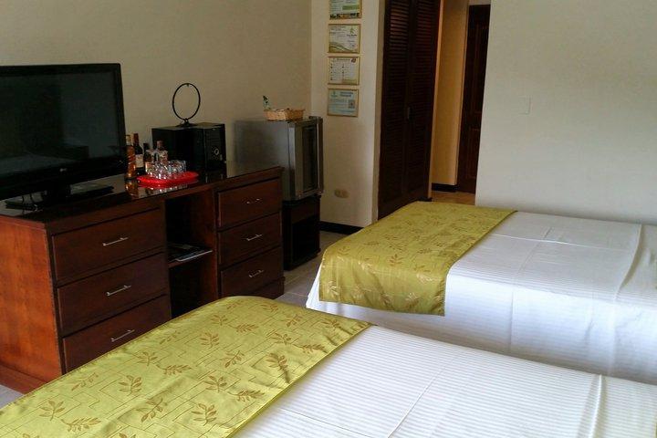 Casa Morales Hotel Internacional Y Centro De Convenciones Ibagué Kültér fotó A room at the hotel