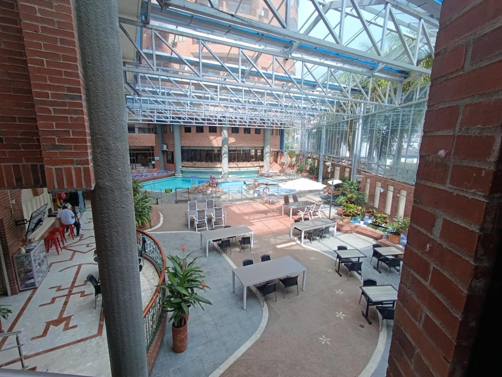 Casa Morales Hotel Internacional Y Centro De Convenciones Ibagué Kültér fotó The interior of the hotel