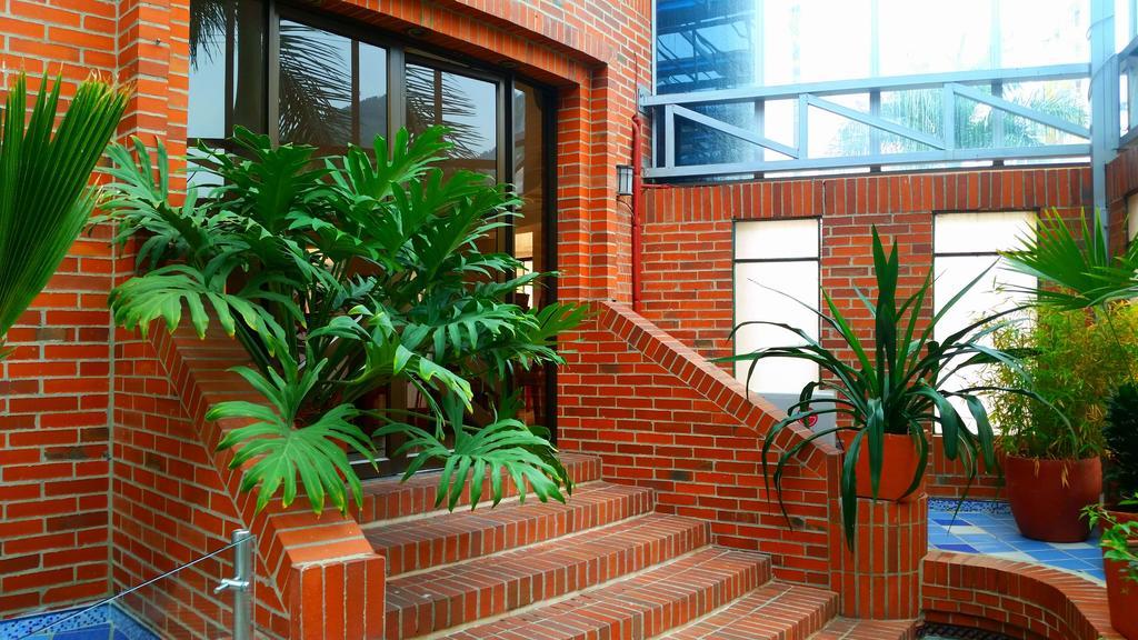 Casa Morales Hotel Internacional Y Centro De Convenciones Ibagué Kültér fotó Interior of the library