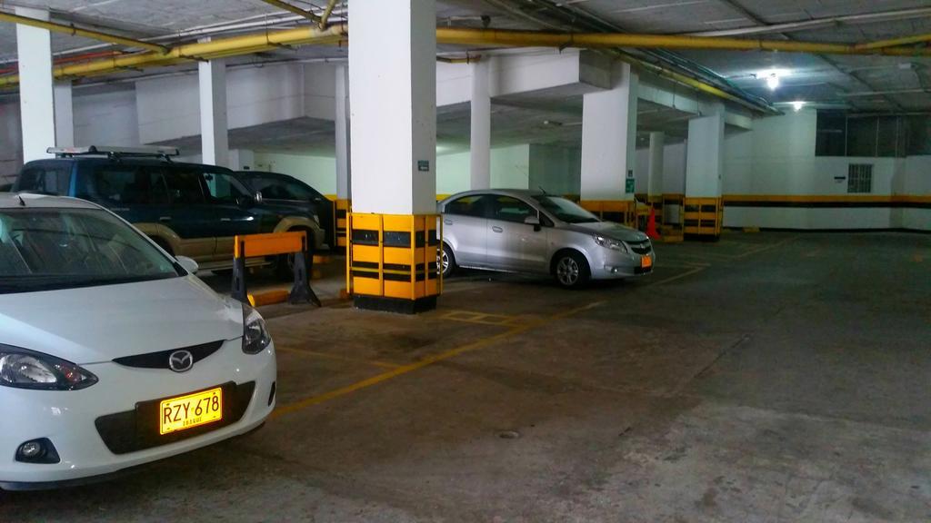 Casa Morales Hotel Internacional Y Centro De Convenciones Ibagué Kültér fotó The car park at the station