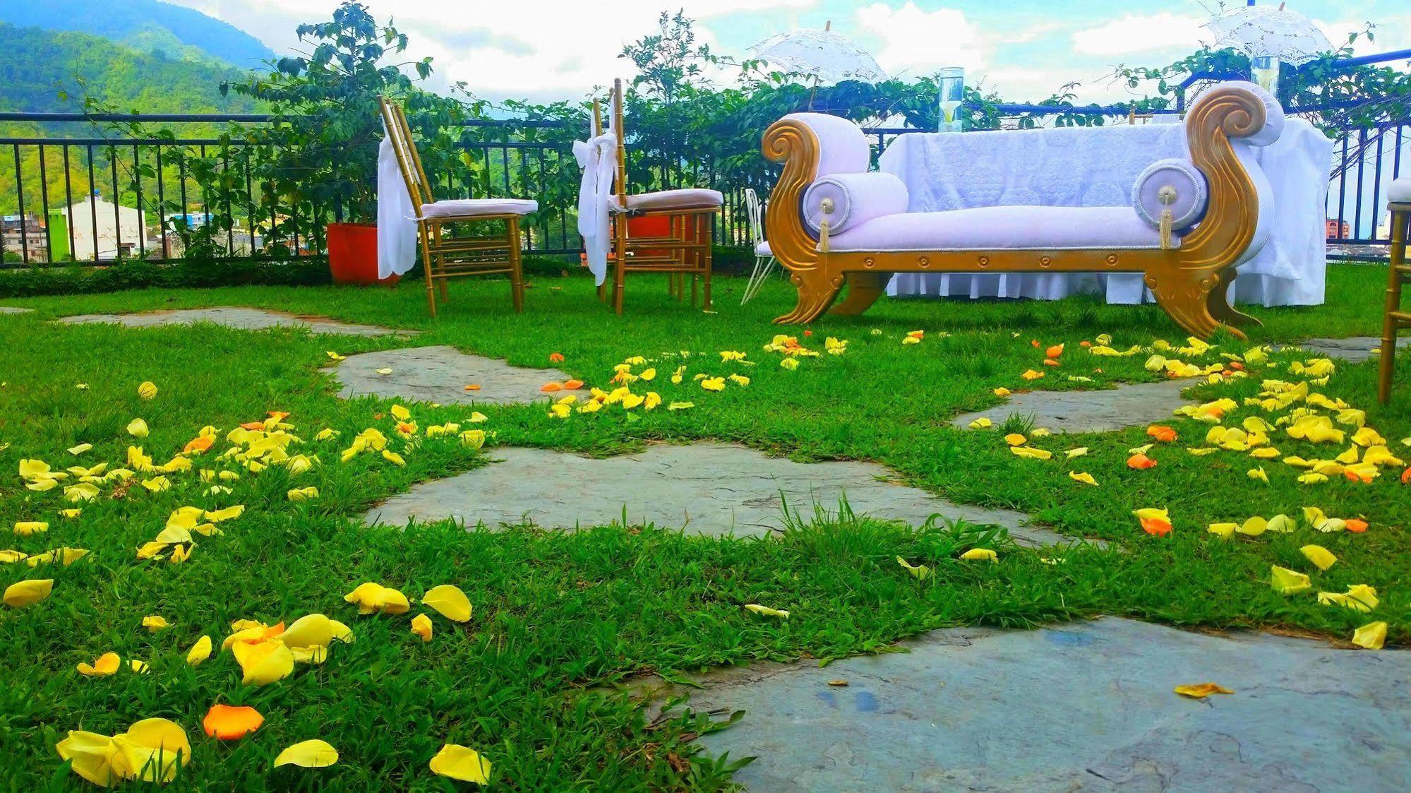 Casa Morales Hotel Internacional Y Centro De Convenciones Ibagué Kültér fotó The lawn at the hotel