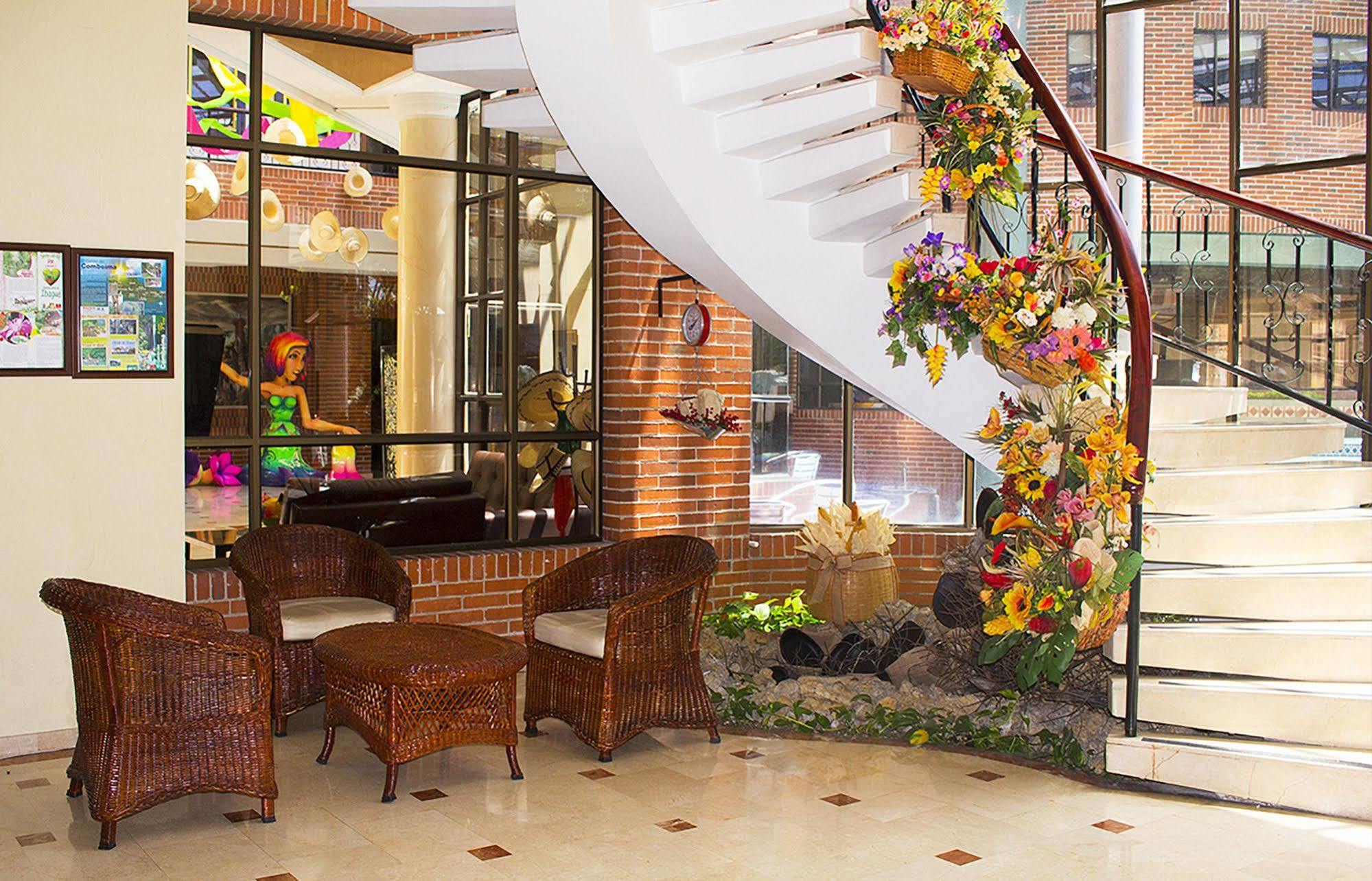 Casa Morales Hotel Internacional Y Centro De Convenciones Ibagué Kültér fotó Interior of the hotel