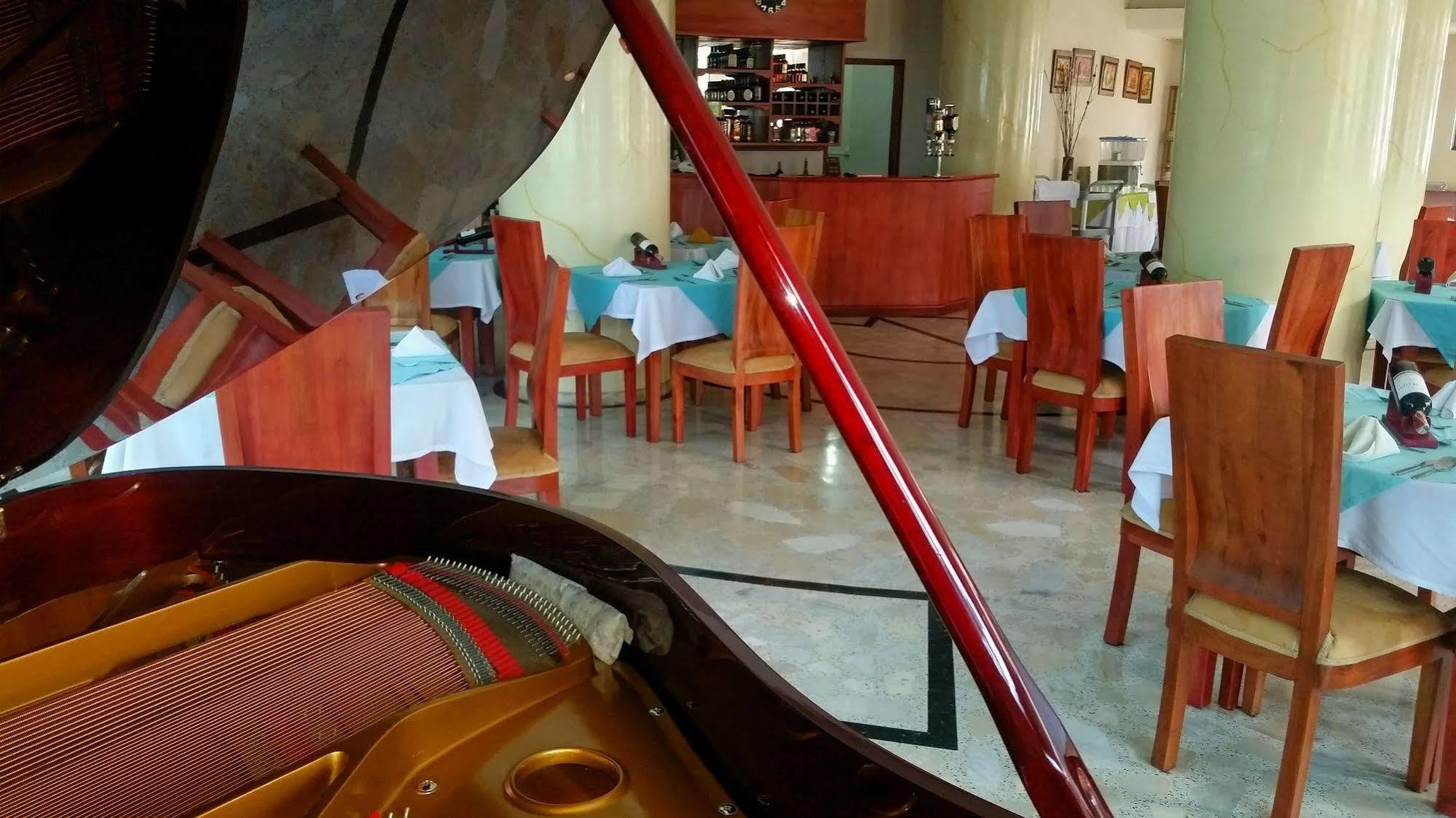 Casa Morales Hotel Internacional Y Centro De Convenciones Ibagué Kültér fotó Restaurant in the hotel