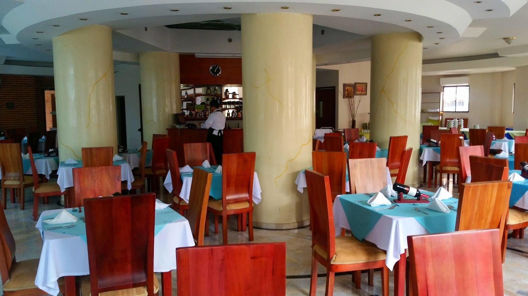 Casa Morales Hotel Internacional Y Centro De Convenciones Ibagué Kültér fotó The restaurant