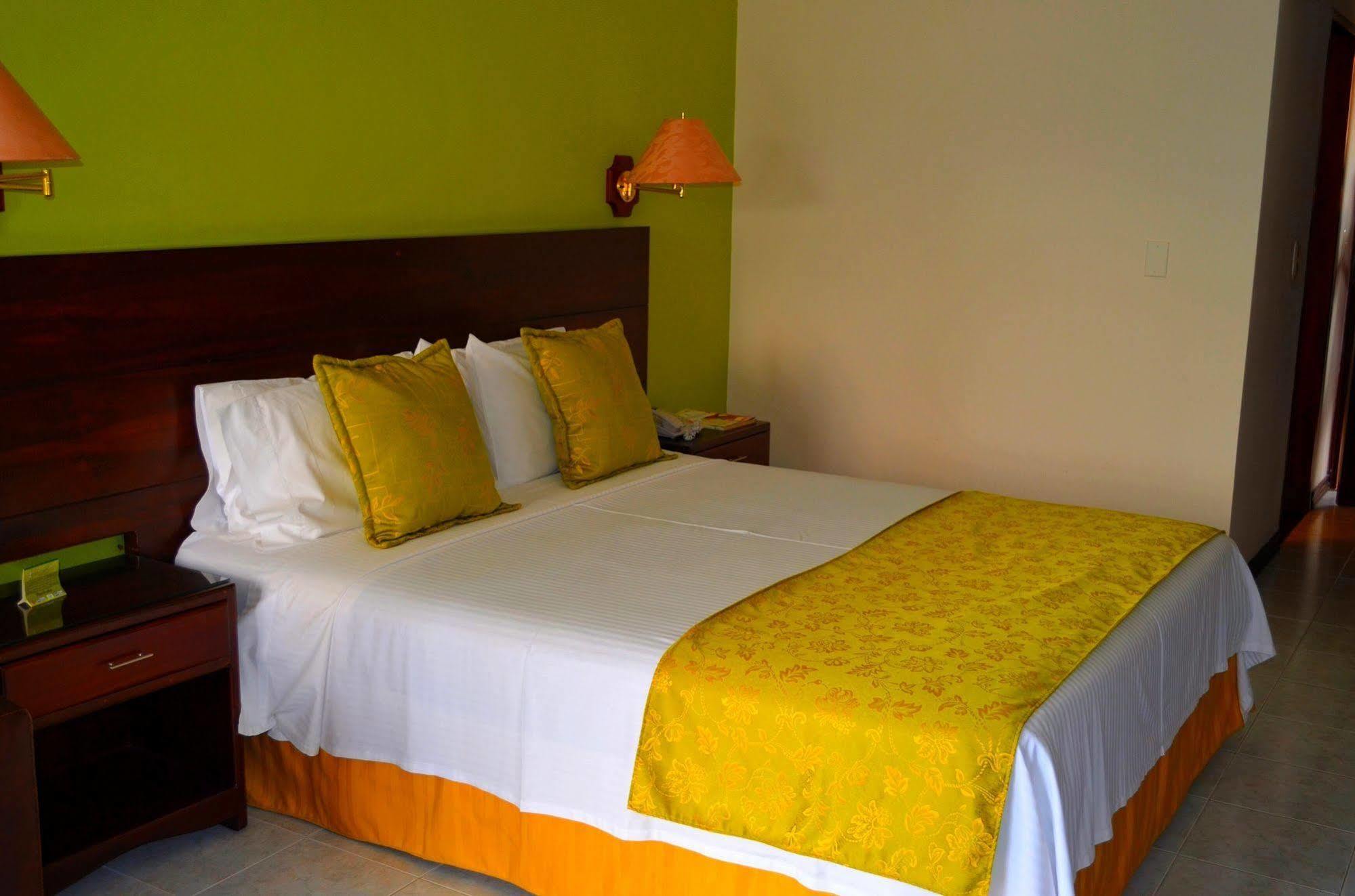 Casa Morales Hotel Internacional Y Centro De Convenciones Ibagué Kültér fotó A bed